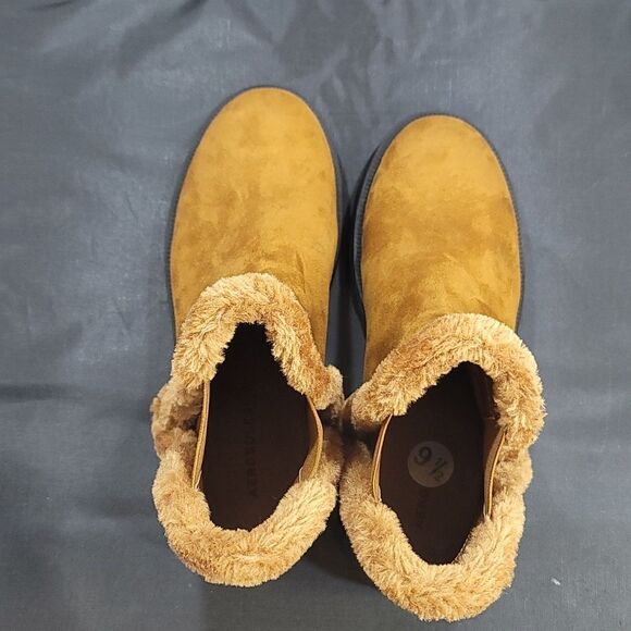 BRAND NEW AEROSOLES WOMEN'S SWALLOW CHELSEA FAUX SUEDE BOOT - Picture 7 of 16